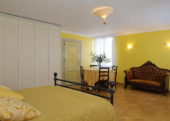 Canal Riva De Biasio 2* Venedik