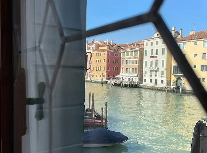 Canal Riva De Biasio 2* Venedik