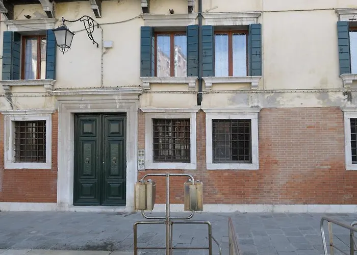 Canal Riva De Biasio Konukevi Venedik