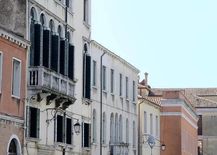 Canal Riva De Biasio 2* Venedik