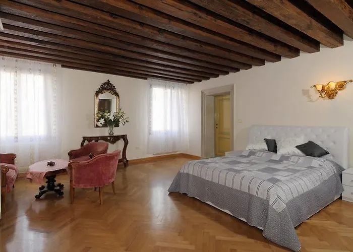 Canal Riva De Biasio 2* Venedik